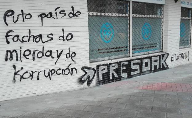 El PP denuncia la aparición de una pintada insultante y por los presos